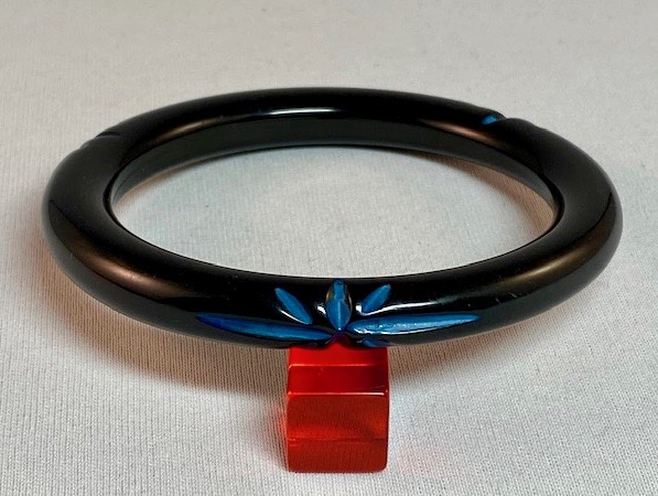 BB252 narrow black bakelie tube bangle with blue star carving